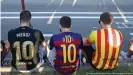  ??  ?? Fans protestier­ten im August 2020 gegen einen Abschied von Lionel Messi und für den Rücktritt von Präsident Bartomeu