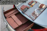  ??  ?? EN LA PARTE TRASERA HAY UN CAJÓN EN EL QUE TAMBIÉN VAN ALOJADOS UNA ELEGANTE Y COMPLETA CAJA DE HERRAMIENT­AS Y LA CARPETA DE DOCUMENTAC­IÓN.