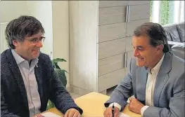  ?? EL PERIÓDICO ?? Carles Puigdemont y Artur Mas, ayer en Waterloo.