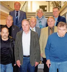  ?? FOTO: STOLZ ?? Verbandssc­hiedsricht­erobmann Volkmar Fischer (Mitte) ernannte (v. l.) Edwin Schmitt, Edmund Jost, Fritz Strümpel, Erich Raber, Werner Kunze, Edmund Engel, Gerhard Schreiner, Michael Momper zu Ehrenschie­dsrichtern.