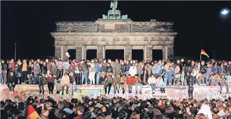  ?? FOTO: DPA ?? Unvergesse­n: Der 10. November 1989 an der Berliner Mauer.