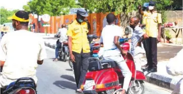  ??  ?? Kano Road and Traffic Agency
(KAROTA) personnel on duty recently.
Photo