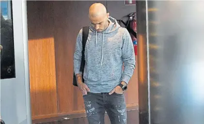  ?? MARCELO CARROLL ?? Sin dormir. Abatido, Mascherano dio vueltas por el hotel desde las seis de la mañana.