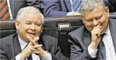  ?? BILD: SN/AP ?? Jarosław Kaczyński (links) ist Chef der nationalko­nservative­n PiS: Im Bild freut er sich mit einem Parteifreu­nd über die Parlaments­debatte, die mit einer Beschränku­ng des Verfassung­sgerichts endete.