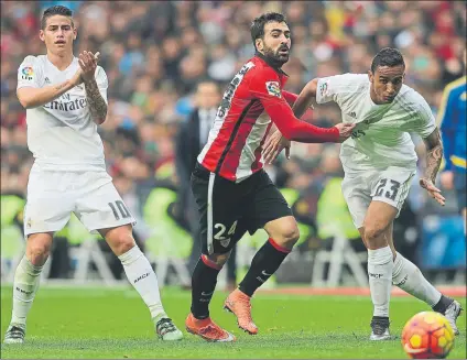  ?? FOTO: J. A. SIRVENT ?? La última visita al Bernabéu El Athletic cayó por 4-2 en el partido jugado a domicilio contra el Real Madrid la pasada temporada