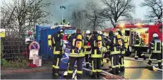  ?? BILD: FNFSTNP FEWS ?? Fur unter arbeiten. Atemschutz konnten die Feuerwehrl­eute