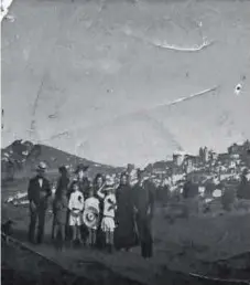  ?? ?? Una familia con Cáceres al fondo. Primeros años del siglo XX.
