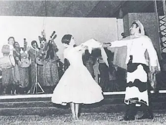  ?? (DEL LIBRO “SANTIAGO AYALA Y NORMA VIOLA”) ?? Los bailarines. Santiago Ayala “el Chúcaro” y Norma Viola, en una de las primeras ediciones del Festival de Cosquín.