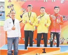  ??  ?? Men’s 400m winners (from left) silver medallist Mujammad Ihsan Wan Hasimi of Southern Zone with teammate gold medallist Mohd Nur Aidiel Messelan and bronze medallist Aming Aman from Central Zone with Tupong assemblyma­n Fazzrudin Abdul Rahman.