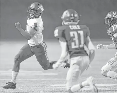  ?? Yi-Chin Lee photos / Houston Chronicle ?? North Shore quarterbac­k Dematrius Davis, left, was 9 for 9 passing in the first half for 214 yards and three scores against Deer Park.