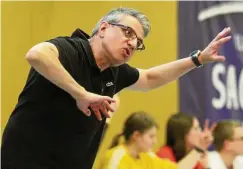  ?? FOTO: CHRISTIAN ALBRECHT ?? Weimars Coach Farsin Hamzei ist stets mit vollem Körpereins­atz dabei. Nach dem Sieg lobte er auch die Athletiktr­ainer.
Weimar.