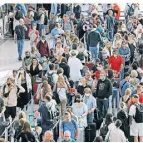  ?? FOTO: DPA ?? Am Flughafen Düsseldorf kam es zuletzt häufig zu Schlangen.