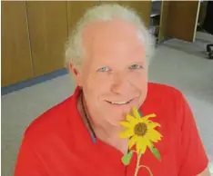  ?? Foto: Elisabeth Schmid ?? Helmut Stuber, der neue Leiter der Fachakadem­ie für Sozialpäda­gogik, liebt Sonnenblum­en. Die Blume auf dem Bild ist eine Einzelblüt­e seiner speziellen großen Sonnenblum­e.