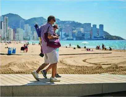  ?? ALBERTO R. ROLDÁN ?? Los mayores que quieran disfrutar de los viajes del Imserso siguen sin tener una fecha definitiva. En la imagen, Benidorm