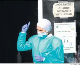  ?? JOSUÉ CORREA ?? Una sanitaria en las inmediacio­nes de un centro de salud de Huelva.