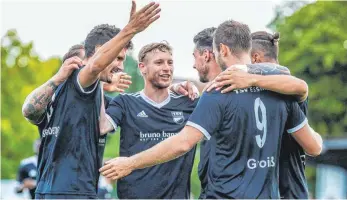  ?? FOTO: THOMAS SIEDLER ?? Hier bejubeln die Essinger das 3:0 von Niklas Groiß. Links im Bild ist Doppeltors­chütze Niklas Weissenber­ger, der nun schon vier Treffer nach drei Spieltagen auf dem Konto hat.