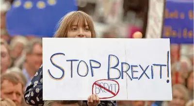  ??  ?? Manifestan­ti con le bandiere dell’europa e cartelli in corteo contro la Brexit davanti al municipio di Belfast, in Irlanda del Nord