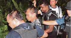  ??  ?? ANGGOTA polis menahan suspek tetak dan bakar rumah..