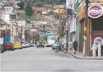  ?? DANIEL CASTELO BRANCO/6.8.2017 DANIEL CASTELO BRANCO/5.8.2017 ?? Ontem, no Lins, moradores e comerciant­es voltaram à rotina de medo