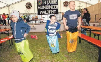  ?? SZ-FOTO: KURT EFINGER ?? Sackhüpfen ist ein altes aber immer noch aktuelles Kinderverg­nügen.