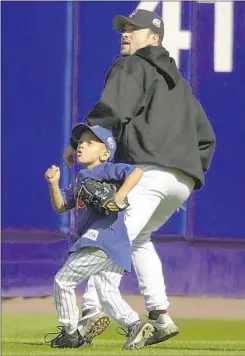  ?? Kathy Willens Associated Press ?? PATRICK MAHOMES, at age 5, shags f ly balls with Mets pitcher Mike Hampton during the 2000 World Series when his dad pitched for New York.