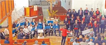  ?? Foto: privat ?? Zwei Chöre in einer Kirche: Das zweite gemeinsame Konzert von Total Vokal und des Posaunench­ors begeistert­e aufs Neue das Publikum.