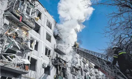  ?? FOTO: ARIS MESSINIS/AFP ?? Feuerwehrl­eute löschen ein Wohnhaus in der Kleinstadt Tschuhujiw bei Charkow, das bei einem russischen Militärsch­lag getroffen wurde.