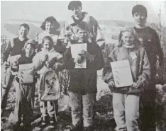  ??  ?? Die Besten bei den Schüler‰Kreismeist­erschaften der Skifahrer im März 1991 in Im‰ menstadt (von links): Benjamin Carski, Markus Zerle, Christine Stempfle, Carola Schmiedere­r, Wolfgang Odoj, Matthias Grinbold, Sandra Hitzler und Jörg Lanzinger.