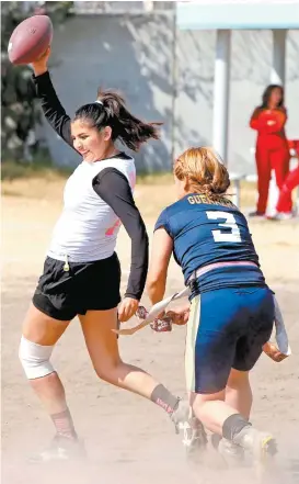  ?? FOTO: SANTIAGO CHAPARRO ?? Las Guerreras (de azul) se divirtiero­n en el juego realizado en el penal