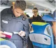  ?? FOTO: JULIA BAUMANN ?? Drei Dutzend Polizisten haben am Dienstag in Lindau Fernbusse kontrollie­rt.