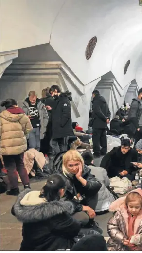  ?? ?? Civiles ucranianos refugiados ayer en los túneles del metro de Jarkov.
