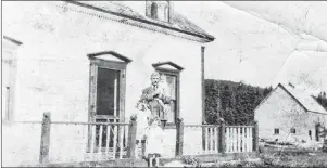  ?? SUBMITTED PHOTO ?? Ken Donovan estimates at least 1,000 people with the surname Donovan can trace their origins back to this house in Ingonish, including 50-year-old James Donovan shown here in 1917 with three of his youngest children.