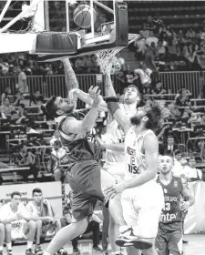  ?? FIBA ?? lo que mostró Uruguay ayer con Batista como abanderado. Lo sufren Delía y Aguerre.