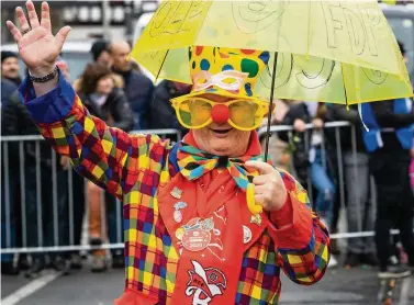  ??  ?? Närrische Ausgelasse­nheit – wie zum Beispiel auf dem Karnevalsu­mzug im Februar dieses Jahr in Erfurt – wird es zum Start in die neue Session vielerorts gar nicht oder nur stark gedämpft geben.
FOTO: MICHAEL REICHEL / DPA