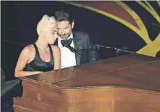  ??  ?? Uno de los momentos más comentados de la noche: el coqueteo entre Lady Gaga y Bradley Cooper.