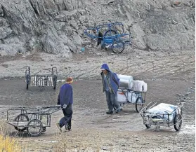  ??  ?? La Quiaca. De este lado del río, la Argentina; del otro, Bolivia; miles de personas transitan todos los días por pasos no autorizado­s