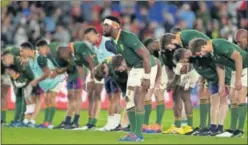  ??  ?? Kolisi lidera a los Springboks en un tributo a su afición.