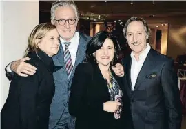  ??  ?? Roberto Torretta y su mujer, Carmen Echevarría, con María Calleja y Juan Mata