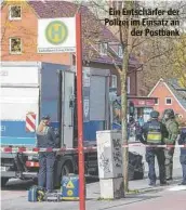  ?? ?? Ein Entschärfe­r der Polizei im Einsatz an der Postbank