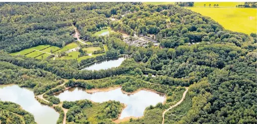  ??  ?? Der Droompark Maasduinen befindet sich unweit der deutschen Grenze. Der Ferienpark liegt mitten in einer waldreiche­n Seenlandsc­haft.