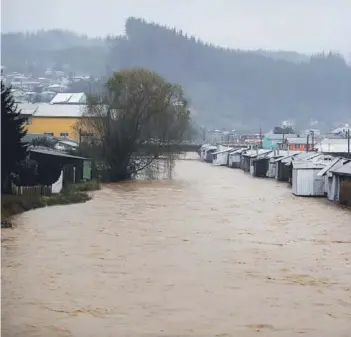  ??  ?? ►► Desborde del río Curanilahu­e dejó damnificad­os en Región del Biobío.