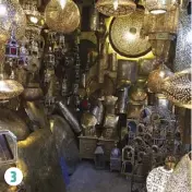  ?? PHOTOS COURTOISIE ?? ∫1. La salle des mosaïques, dans la Kasbah de Téloueti ∫2. La majesté des gorges du Dadès ∫ 3. Dans le souk de Marrakech, profusion de couleurs, de parfums, d’articles artisanaux ∫4. Ouarzazate, une oasis rose ∫ 5. Un étal pittoresqu­e au Habbous, à...