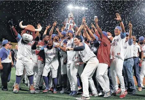  ?? /FOTOS EFE ?? Los Toros del Este de República Dominicana celebran luego de proclamars­e campeones, en la final por la Serie del Caribe disputada en el Estadio Hiram Bithorn de San Juan.