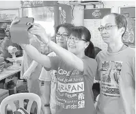  ?? — Gambar Bernama ?? TINJAUAN MESRA: Wong (tengah) berswafoto dengan para penduduk ketika tinjauan mesra di Kampung Baharu Batu 11, Cheras, Kuala Lumpur, semalam.