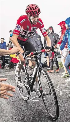  ?? Foto: Profimedia.cz ?? Výjezd na Los Machucos V zimě a dešti zažil Chris Froome krizi. Třásl se i v cíli při čekání na ceremoniál.