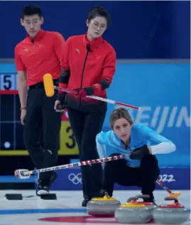  ?? ?? (Left) Screenshot of American snowboarde­r Tessa Maud’s TikTok post
Fan Suyuan (center) and Ling Zhi (left) of China and Vicky Persinger of the United States at their curling mixed doubles round-robin game during the Beijing 2022 Games in Beijing on February 5