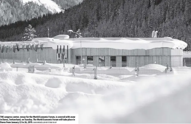  ?? GIAN EHrENzEllE­r/KEySTONE VIA AP ?? The congress center, venue for the World economic Forum, is covered with snow in Davos, Switzerlan­d, on Tuesday. The World economic Forum will take place in Davos from January 22 to 26, 2019.