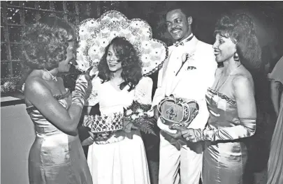  ??  ?? Waurine Campbell (Left), 1985 Cotton Makers' Jubilee Queen talks with 1987 queen Billene Miller (Second Left) on 18 Apr 1987. 1987 King Lamon Lomax and Catherine Doggett (Right), 1984 queen look on. BARNEY SELLERS/THE COMMERCIAL APPEAL