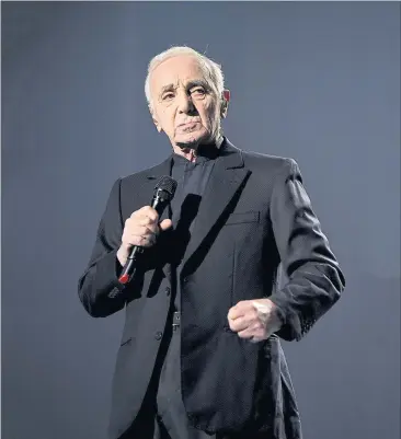  ?? [ APA / Herbert P. Oszeret ] ?? Charles Aznavour illustrier­te seinen Kampfgeist mit kleinen Tänzchen und vielen kraftvolle­n Gesten. Immer wieder ballte er die Faust, ließ seine Hände reden.