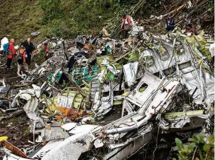  ?? Adriano Vizoni - 1.dez.2016/Folhapress ?? Destroços do avião da LaMia que levava a delegação da Chapecoens­e para a final da Copa Sul-Americana, na Colômbia